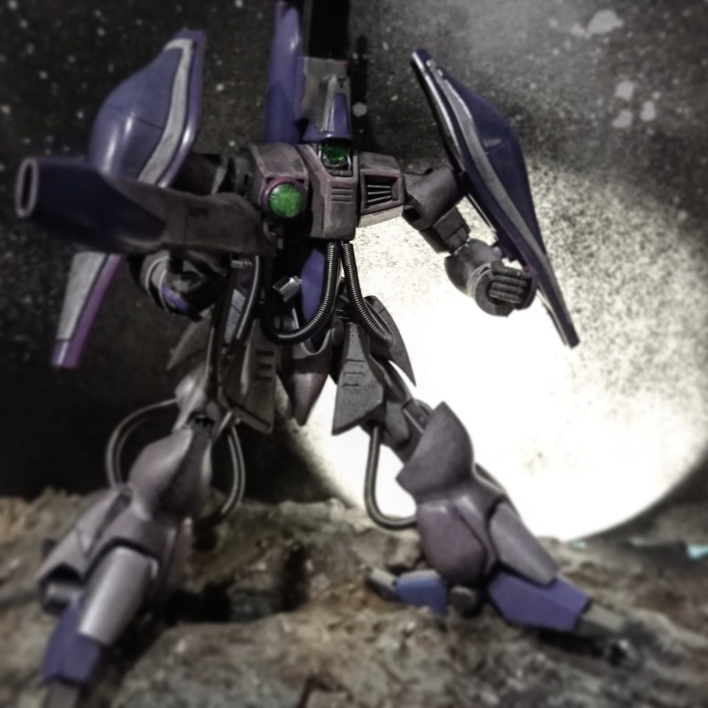 月をバックにアクシズより。