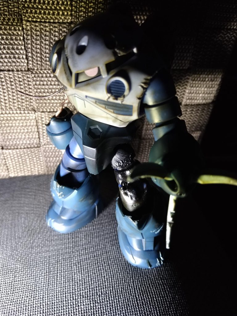 強力な熱源を受けた姿にしたかったので小型溶接機を使用しました。有資格者のもと、安全確認と火災予防をしっかり行いましょう。