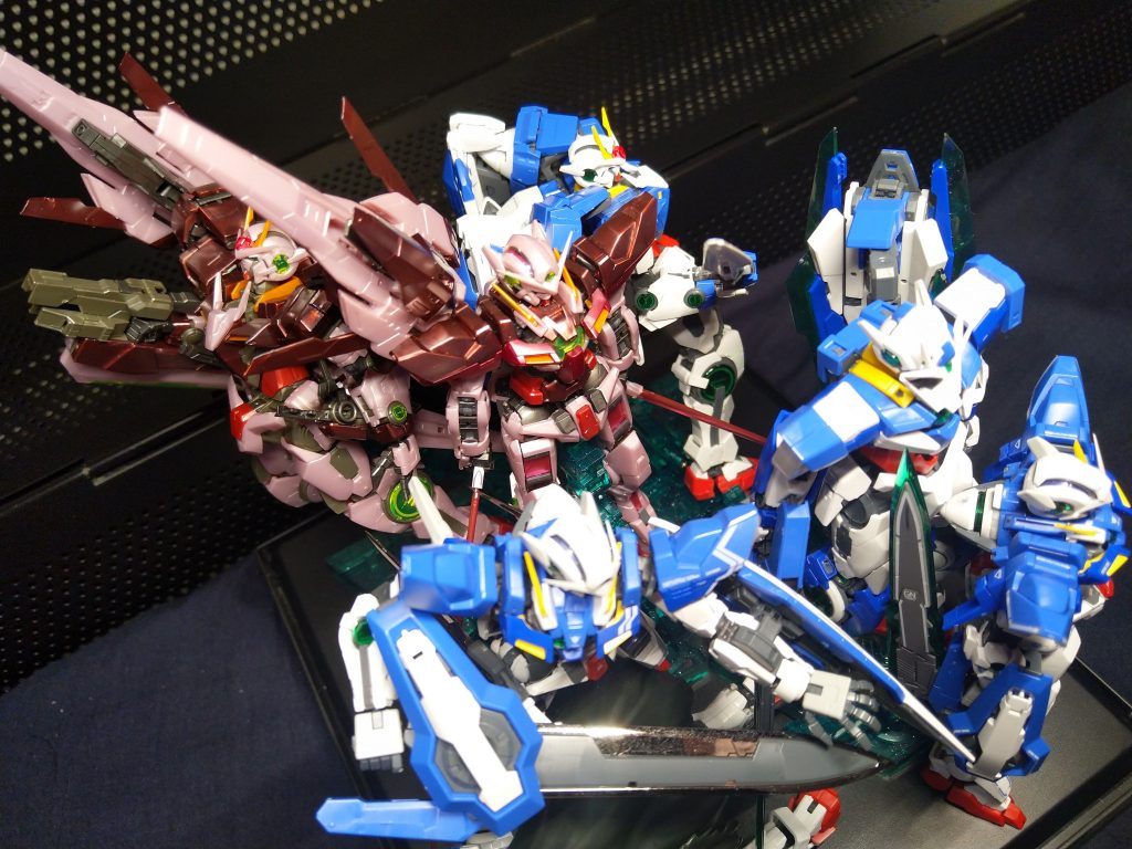 一応、
OOライザー（トランザム）はメメント・モリ戦の上昇時、エクシア（トランザム）は初起動時
のイメージでポージングしてます。