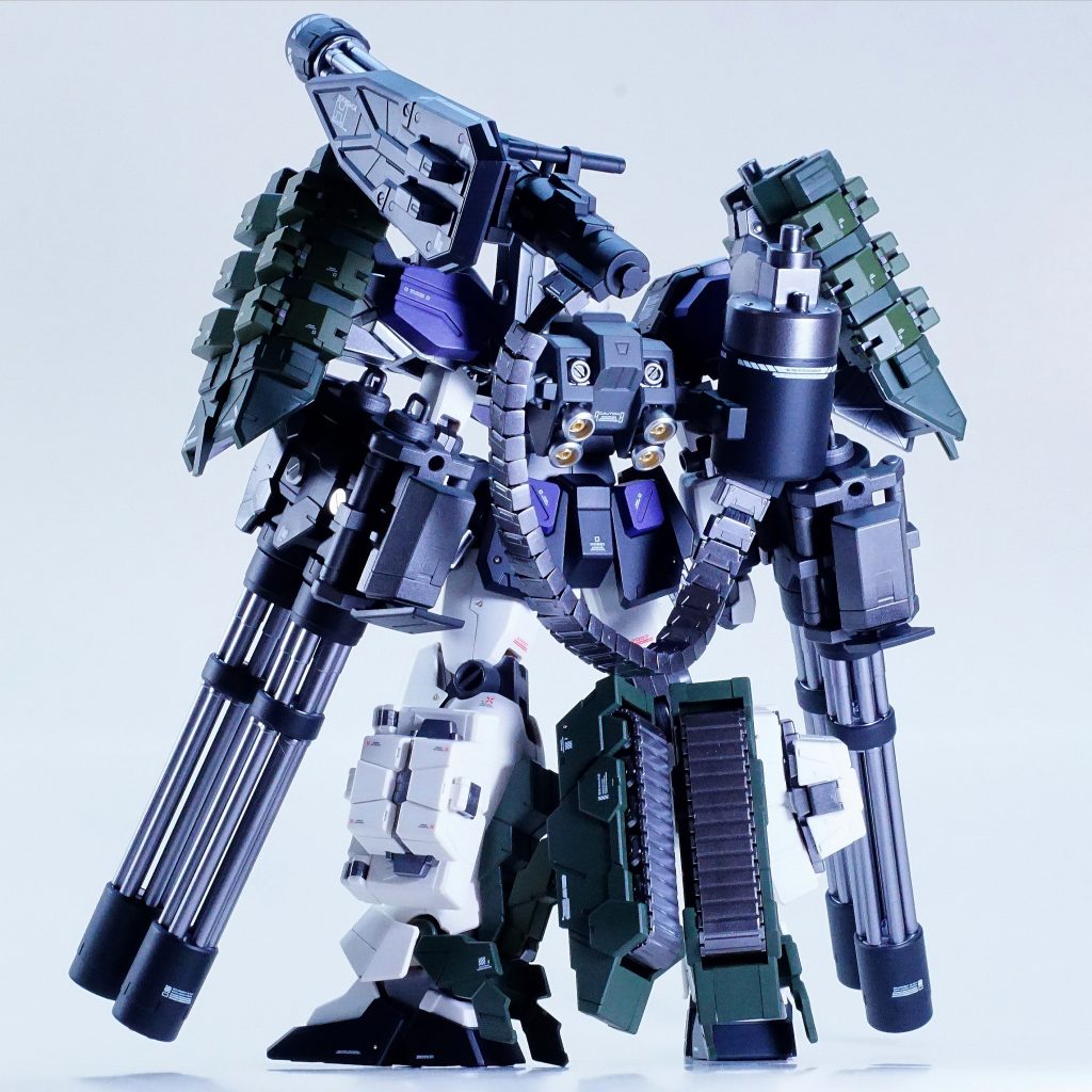 アームを使って、ビームガトリングは背負い式にしました。