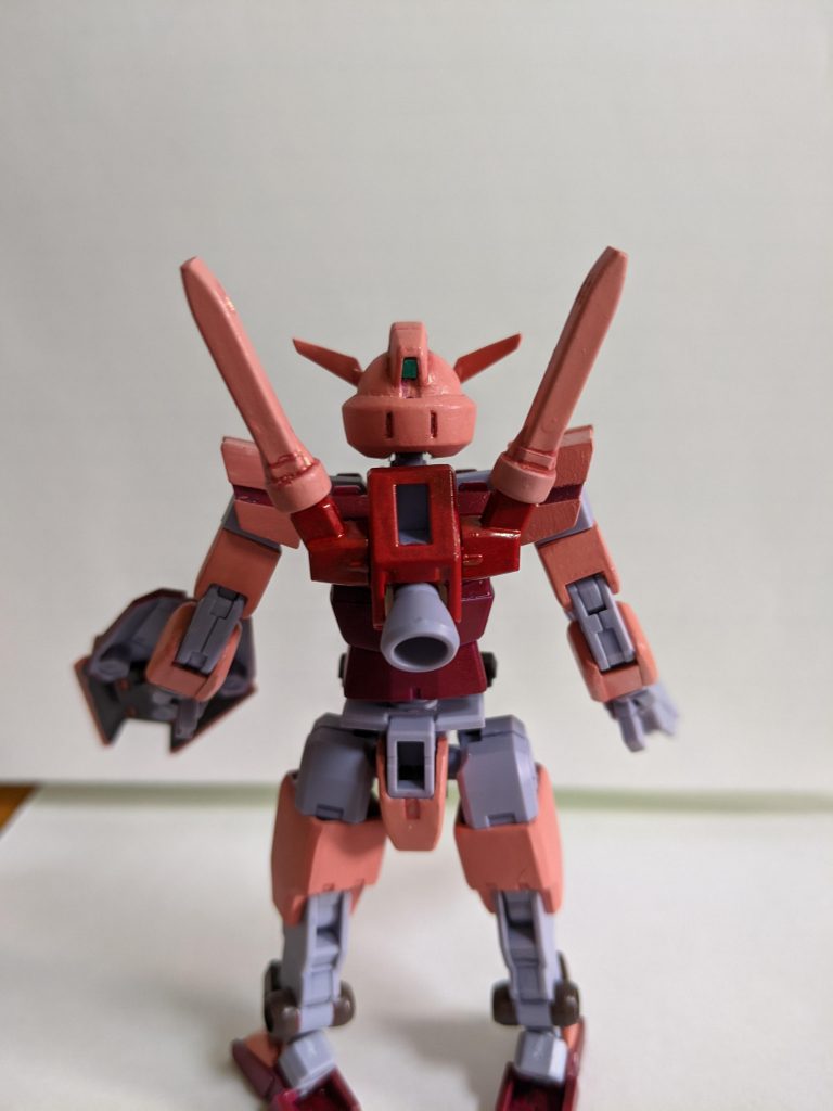 本体とビームサーベル、シールドはシャアピンクとワインレッド。
ダクト、フロントアーマー、アンクルガードはレッドブラウン。
バックパックはガンダムマーカーのレッドで塗装しました。