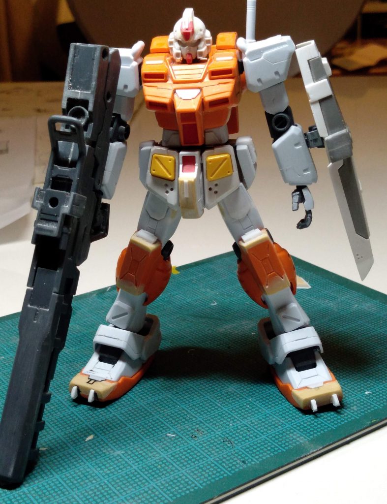 さらにいろいろやったもの。股間と膝部分の形状変更、スジ彫りの追加とプラ板で形状変更&ディテール追加、今できることはとりあえず何でも詰め込んだ状態。付けてないけど最終的にブレードアンテナも自作したので接着する想定、とこのときは思ってました…。