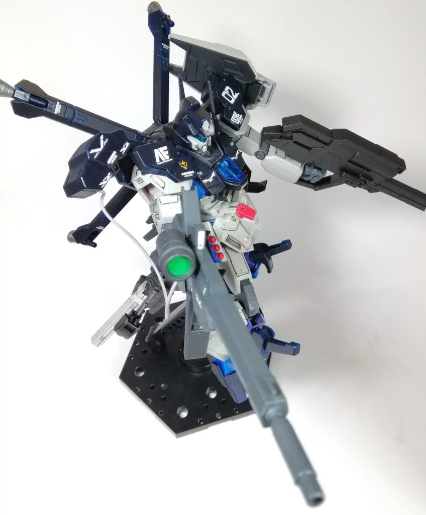 メイン武装のビームライフルはライトニングZの物を使い、レールガンはオルフェンズのオプションセットの物を使用しました。
ちなみにビームライフルにケーブル付けたら高出力感増しそうというわけでリード線で肩のアーマーと繋げました。