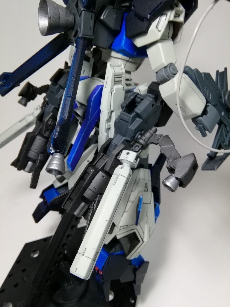 背部のクロボンのスラスターはスカルウェポンを使用し、腰部の左右のブースターは30mmのマルチブースターユニットとオプションバックパック2を組み合わせて取り付けました。
個人的にはこの30mmの2種類を組み合わせたブースターが今回取り付けた武装で一番気に入ってます。