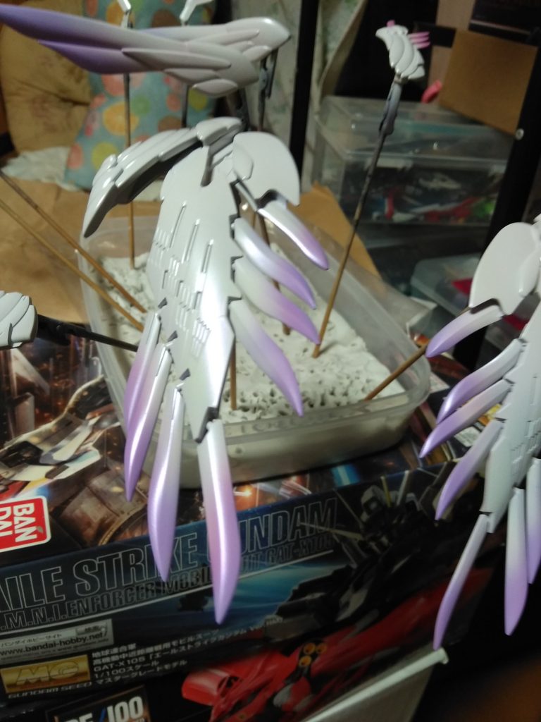 本作では苦手なグラデーション塗装を多用しました。羽の数が凄かったのでかなり場数が踏めたと思います(笑)