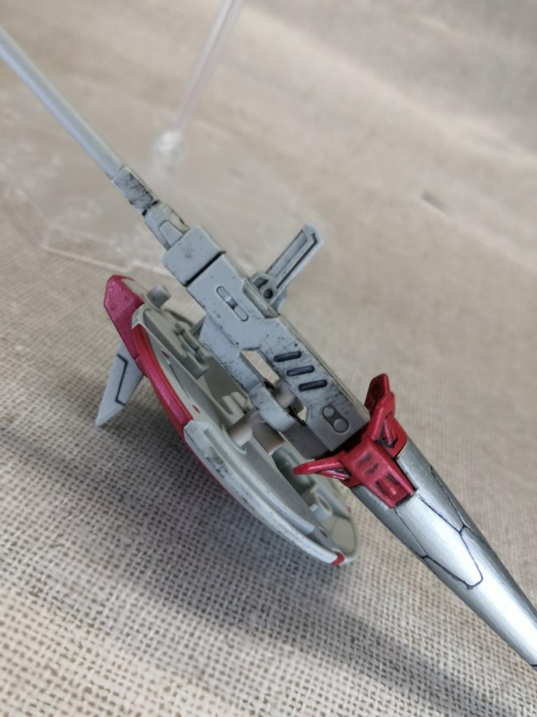 ランスをシールドに
マウントできるようにしました。
ランナーを適当にカットして
それぞれの3mm穴に差しただけですが。