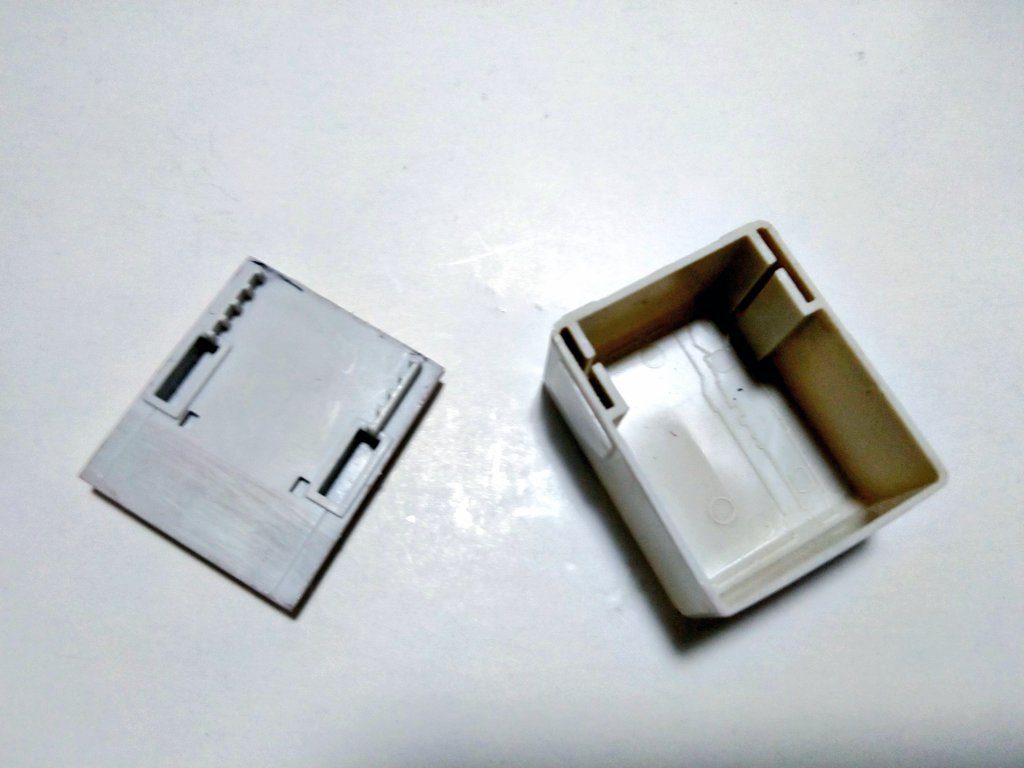 コンテナはEz8キットの物にクロスシルエット版パーツをカットしてフタにする形に。バックパックはクロスシルエット版なのでそのまま接続できるようになってます。