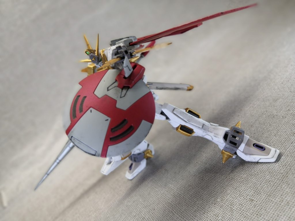 シールドを構えて。

カラーはシールドなど赤の部分を
メタリックレッド、
黒い部分は黒鉄色、
肩やアンテナはゴールド、
ランスの先端はシルバーを。
すべてアクリジョンで筆塗りです。