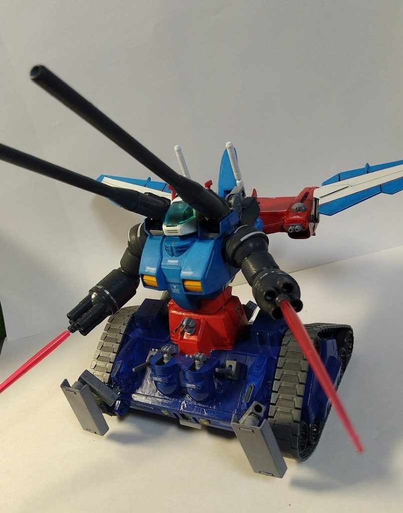 贅沢にもタンク2体使用して横のボリュームアップしています。
サーベル穴も作って、格闘戦にも対応できます。