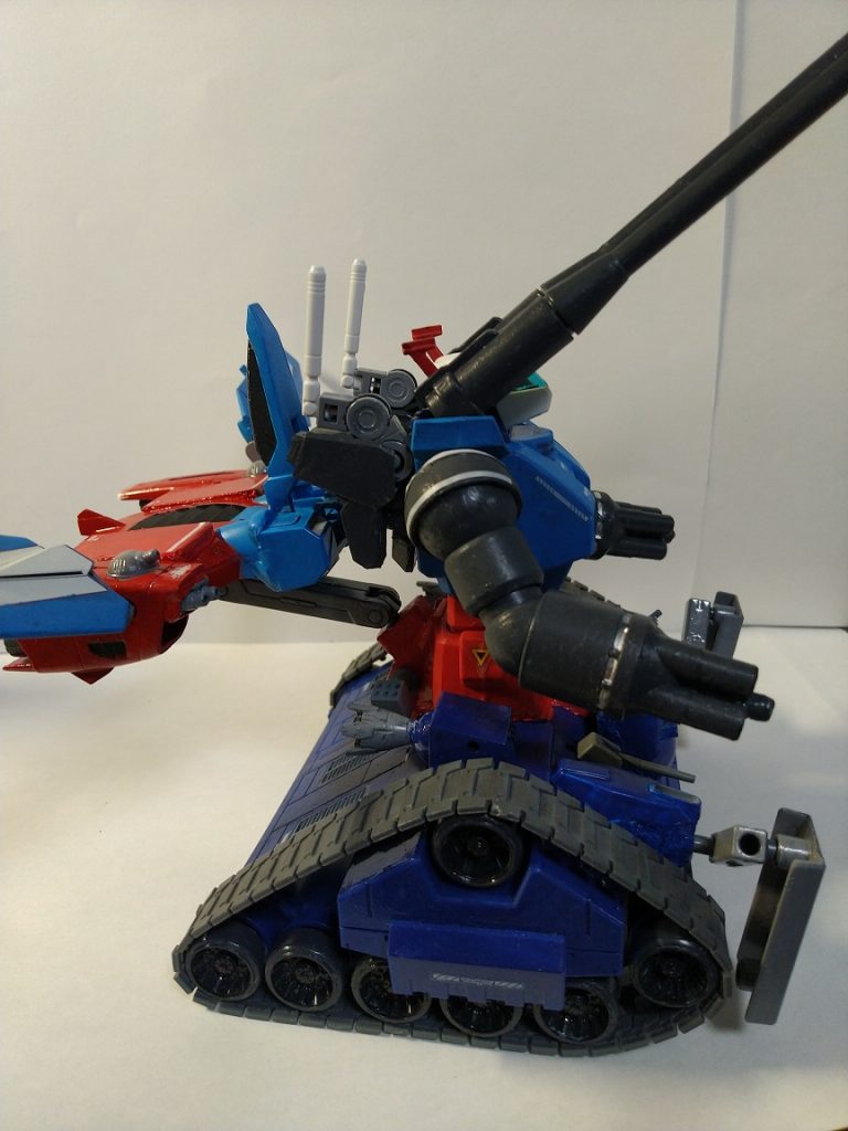 一番苦労したのが、背負い物との接続ほうほうでした。
写真のように水平にして、ガンキャノンが乗れるようにしたかった
からです。