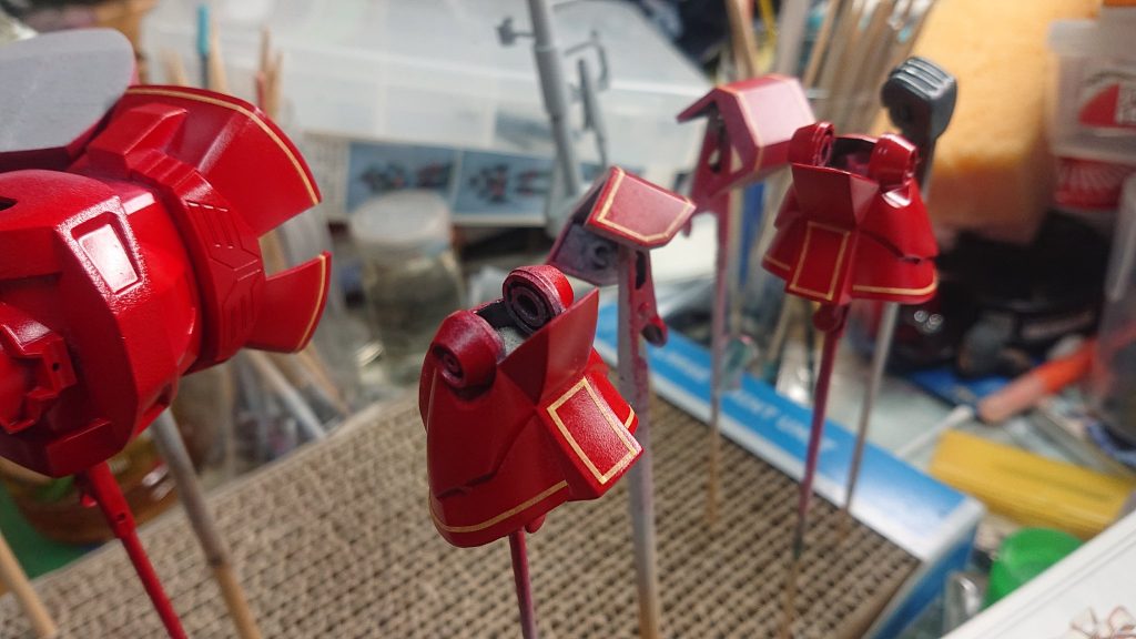 マスキングの様子。赤いラインは全てマスキングで再現しています。