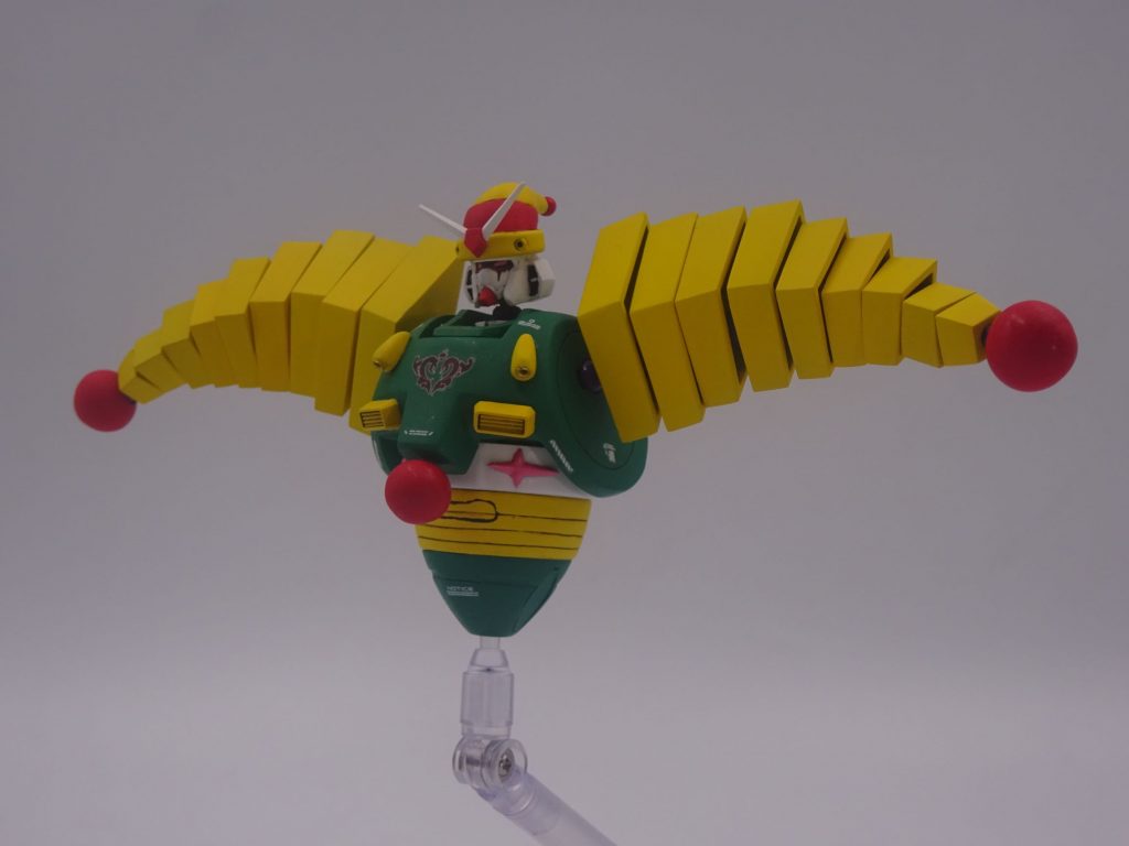 腕のパーツを外して腕を縮め、下半身を取り替えることでトップモードになります。