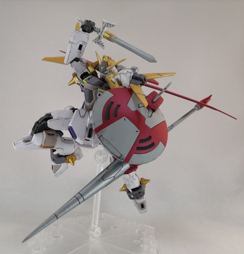 ソードを振りかぶって斬りかかるところ