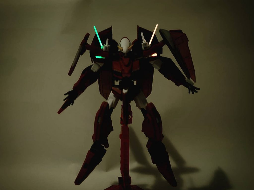 おしゃれポイントとして肩に航空灯をつけてます。
ホームセンターで買った蛍光塗料、暗い中でキレイに光って良いです。