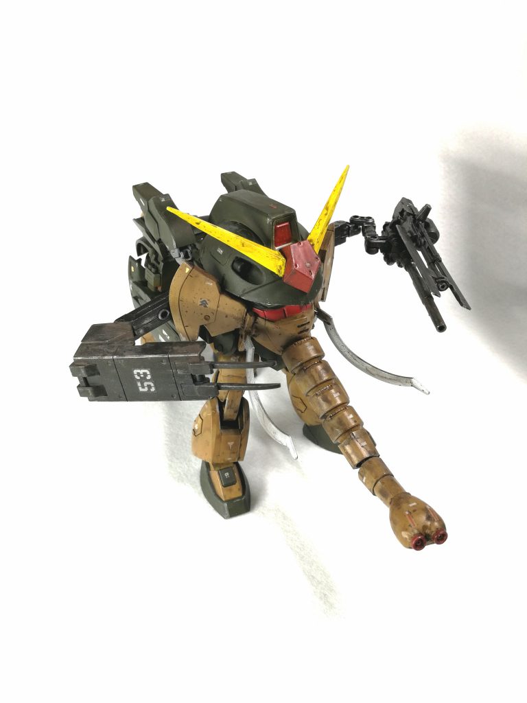 サブアームで左右の武器を展開可能！