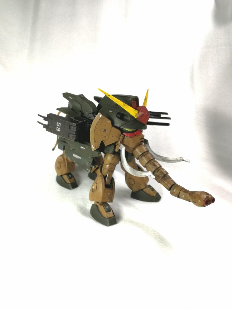 右側面にシールド。