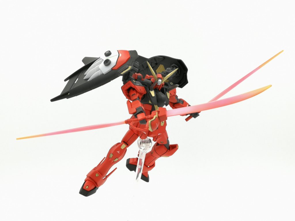 ■ビームザンバー&ビームサーベル
ビームザンバーは持ち手の部分にもビームを発生させるよう改造しました。