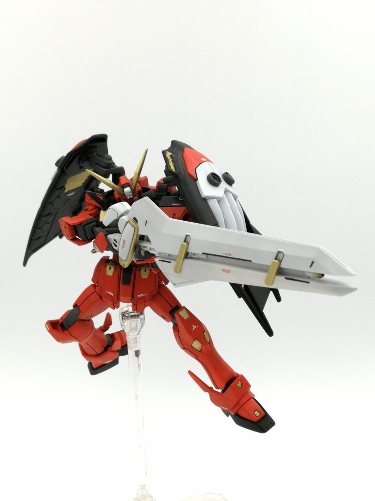 ■ガンブレイドバスター
大型の剣で中心を開くことでビームを発生させることが出来ます。
またライフルモードにもなります。