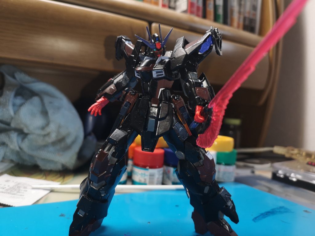 格闘戦用武装その1
アサーダビームサーベル
手の部分を守るように作られたビームサーベル
高出力の為使用出来る時間は短くバックパックにマウントしエネルギー補充に掛かる時間を軽減している