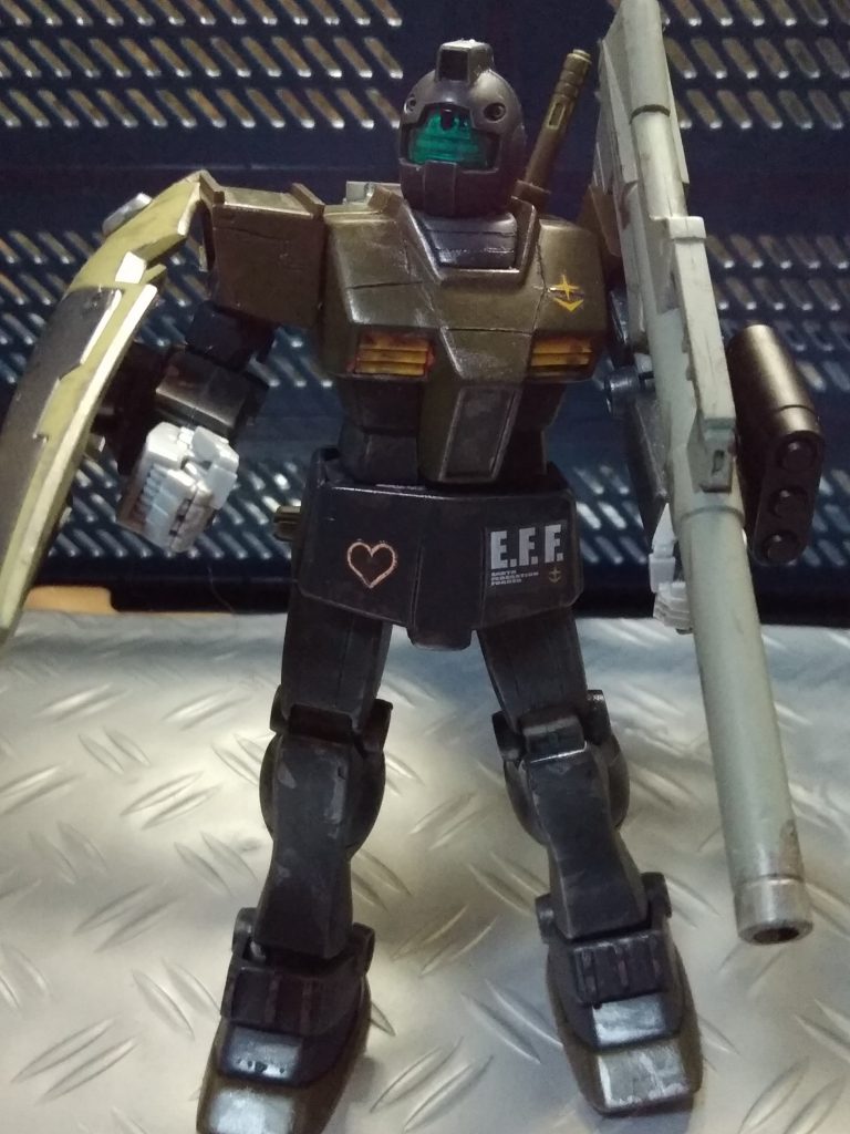 左腕にミサイルポッド装備