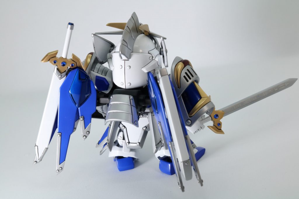 スペリオルドラゴン配下だし、空を飛べてもいいだろうということで、羽はそのまま、細かいディティールはあえて消しました。
バラエーナはナイトにするには違和感があったので鞘に変更。