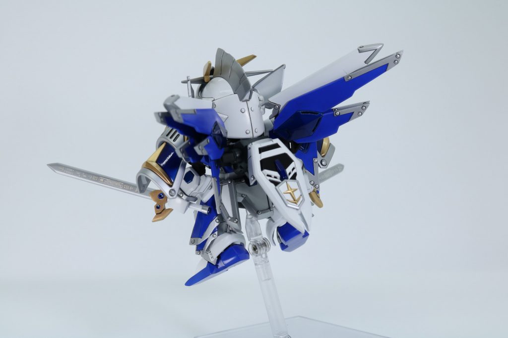 二刀流時のシールドは、磁石で背中にマウントできるようにしてあります。