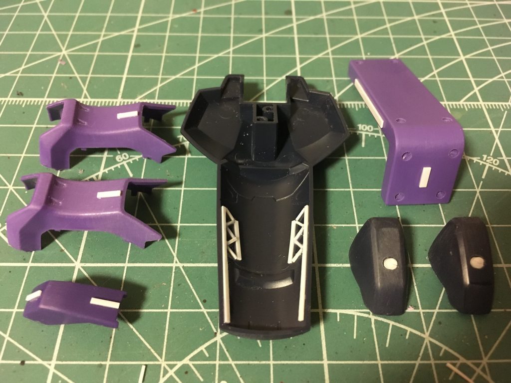 プラ板を張り付けたり穴開けたり行き当たりばったりで細工しています。