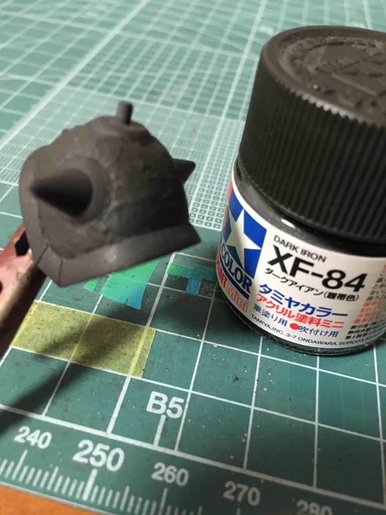 自分はこの色が大好きなのです、タミヤカラーダークアイアン。武器にも使っています。