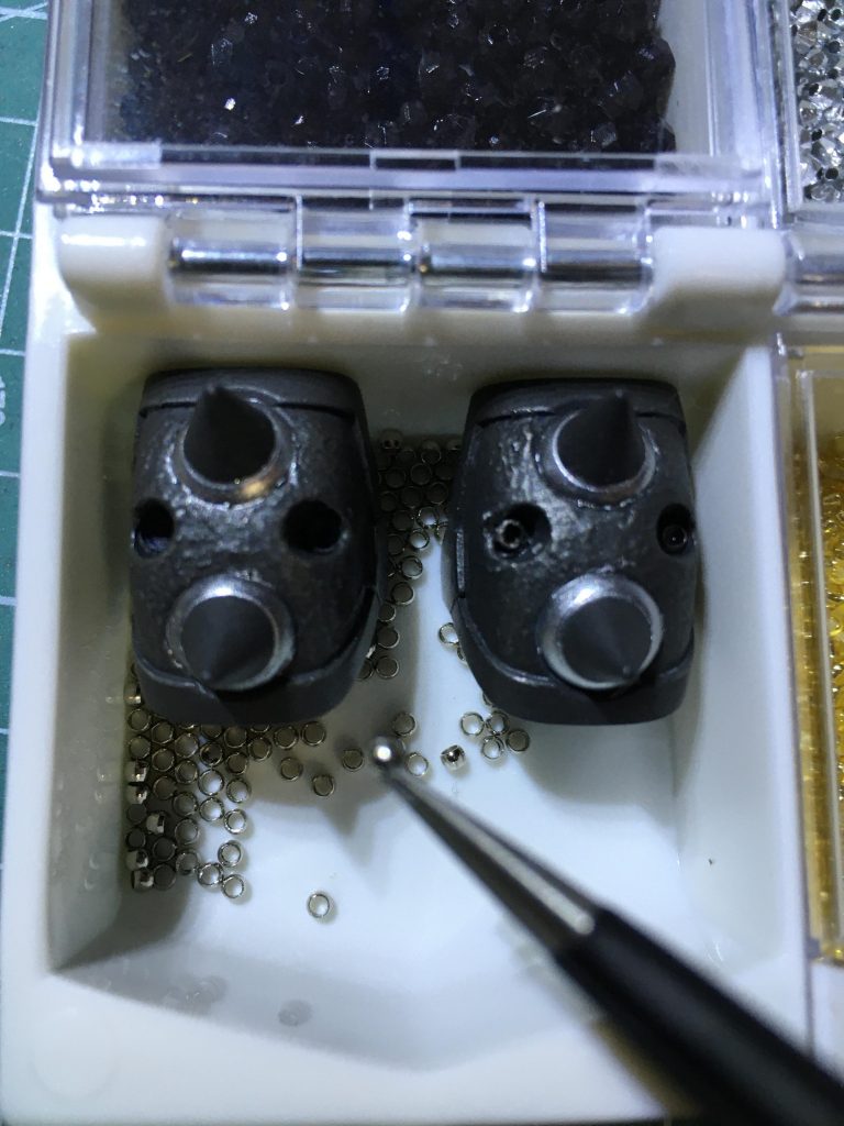 目立たない所ではありますが膝にメタルパーツを埋め込みました、あまりにも細かい作業に手がプルップル!