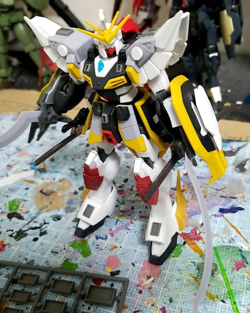 刀とサイドアーマーにもネオジム磁石を仕込み、シールドの内側に適当なランナーを切り出してそこに1ミリの穴を開けて真鍮線を通した後、ビームサーベル側にも1ミリの穴を開けてビームサーベルをつけれるようにした（写真撮り忘れた）
これが最終決定