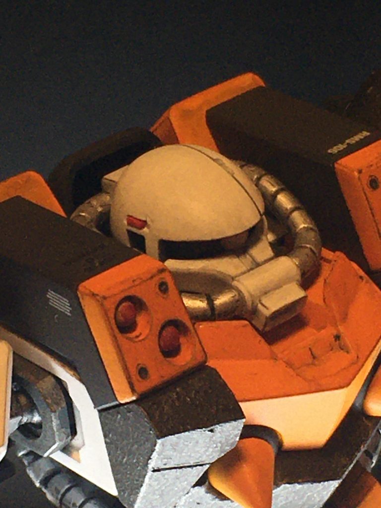 頭部右側面にレッドチップ埋め込み。各エッジを黒パステルで適当になぞってブラシではたいて軽くウェザリングしています。