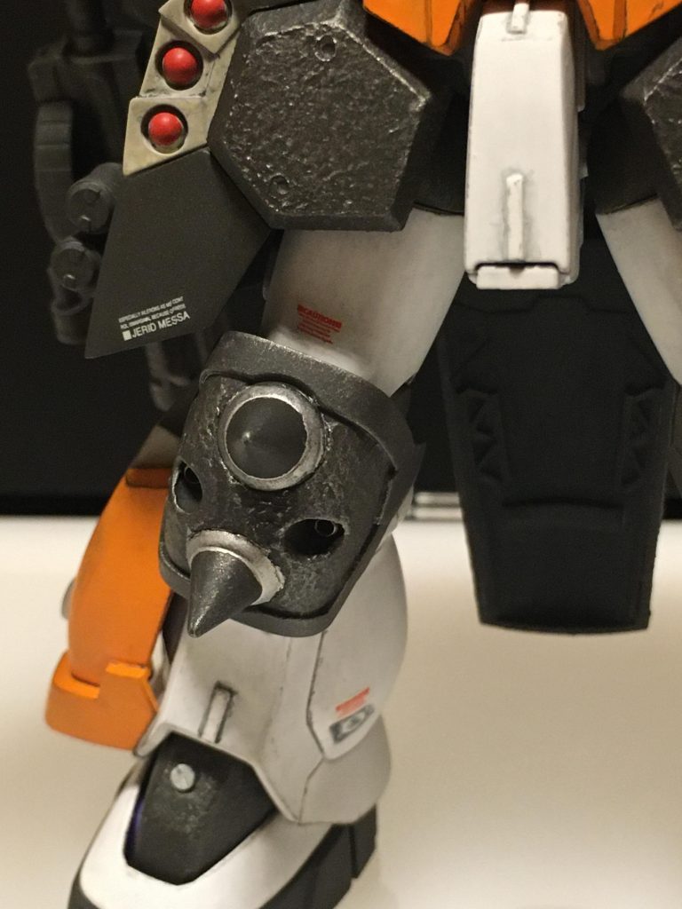 肩、胸、腰、膝、足の甲にいつもの鋳造表現を。腰アーマー裏もちょっぴり頑張ってます!