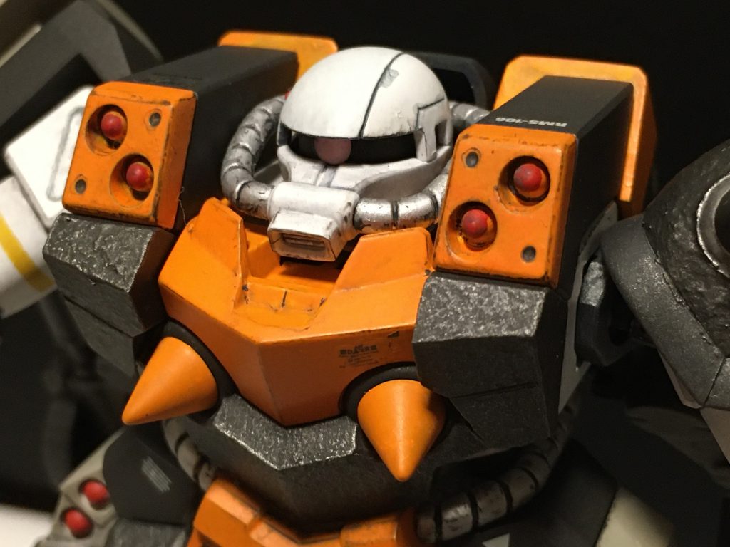 頭部は左側面にスジボリ、パイプはガンダムマーカーのシャインシルバーで塗装。