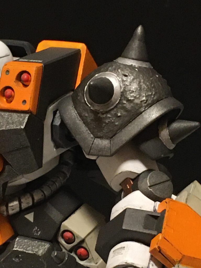 今回はザクのチャームポイントである肩を頑張ろう!のコンセプトのもとスジボリや色の塗分けなど諸々詰め込んでみました。