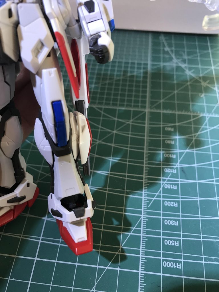 足は増加装甲という解釈。下手に改造するより上から接着した方が楽だし見栄えも良いと思ったので。つまりサボり