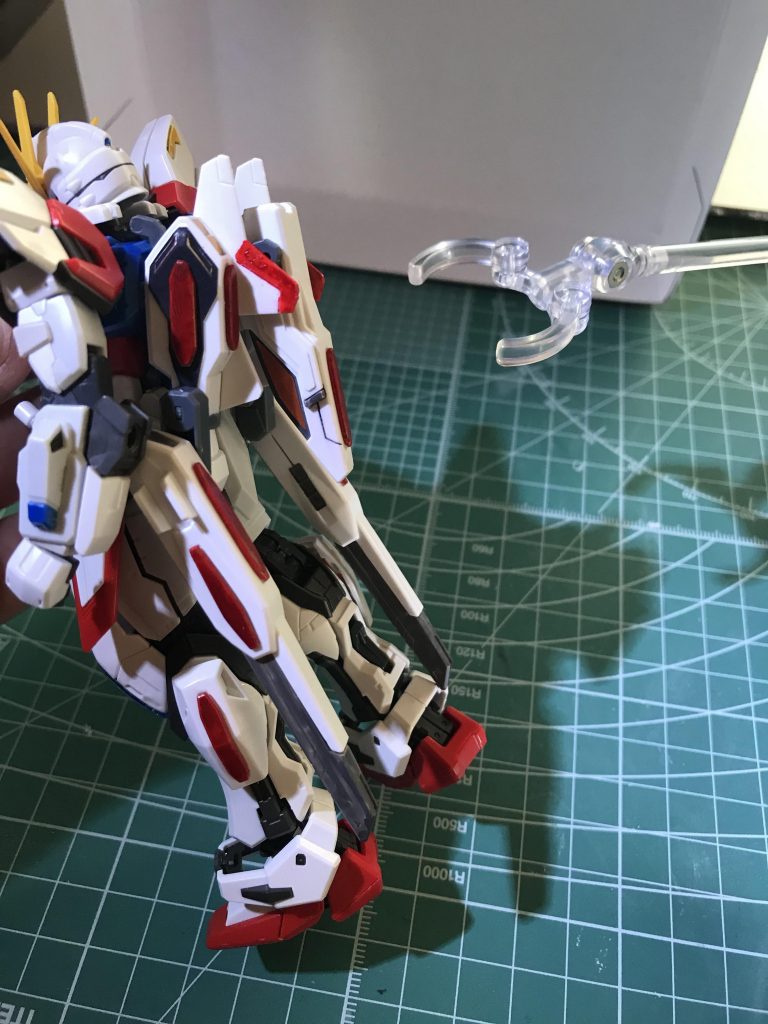 ユニバースブースターはガンダムマーカーで部分塗装。もう少し塗り重ねても良かったかも・・・。クリアパーツはグレーのサフ吹いてからマーカーで塗りました（色が付きづらかったので）