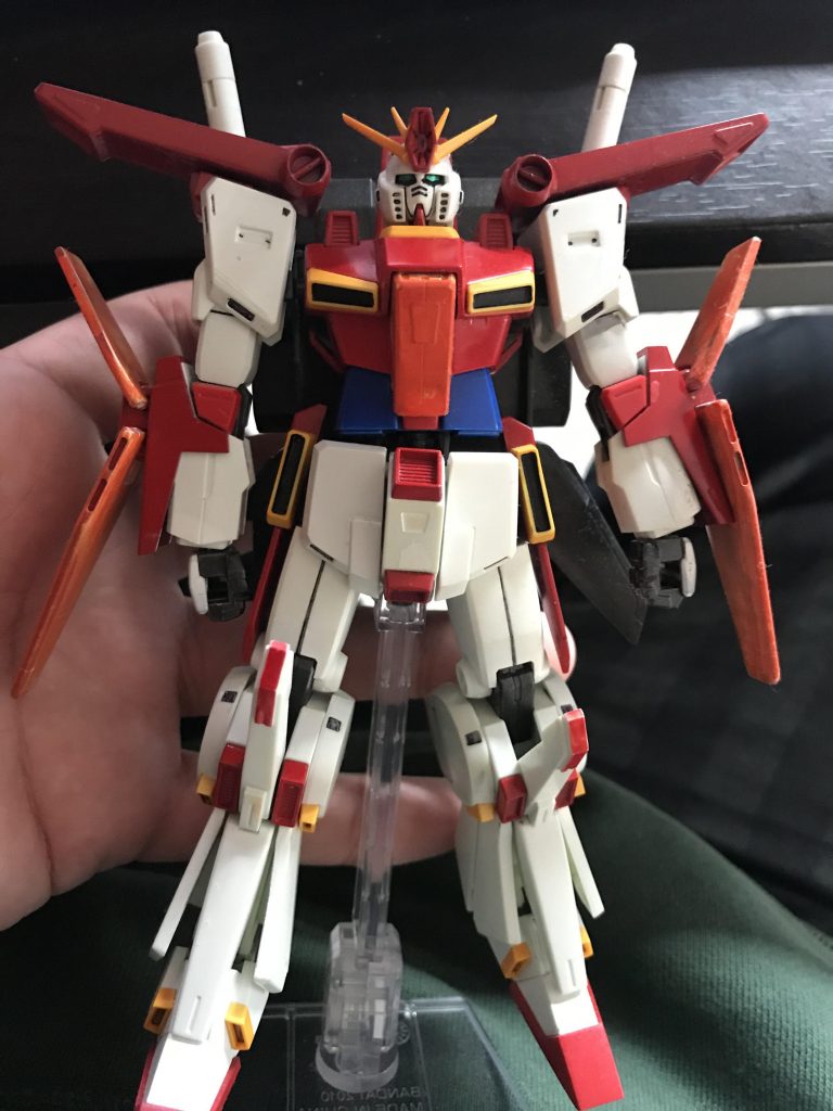 先に作ったZZ焔。スプレーとマーカーで全塗装。初めてのスプレー塗装のせいで見栄えがかなり悪いです。ウイングシールド等のオレンジや全身のホワイトがうまく塗装できませんでした