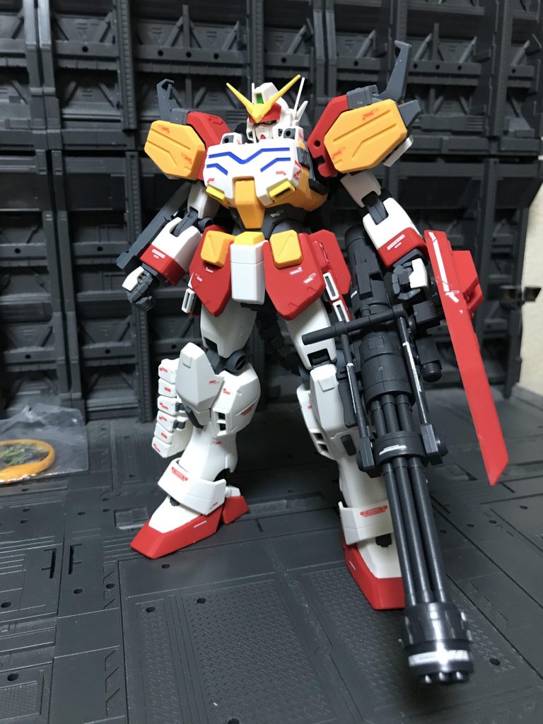 まずはすっきり。
肩のこの六角形のミサイルポットが三枚分綺麗に展開するのも大好きです。
武器はカスタムが持ってるツインガトリング二丁が一番なんですが、
シールドも付いてるこのガトリングガンも初期からの趣があって好きです。