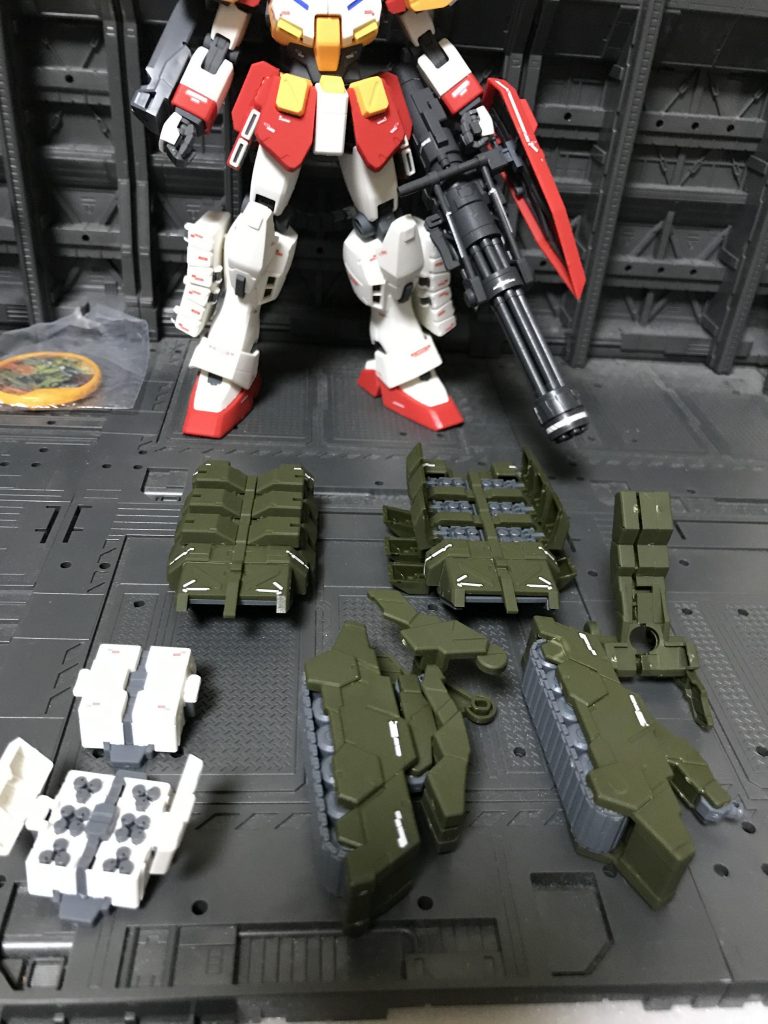 イーゲルユニット。
完全に全身着こむ感じじゃなく、あくまで追加装備って感じです。
履帯がついて突っ込むならガトリングに接続できる大型の盾とかあってもいいかもしれませんね。
脚部ミサイルマシマシはロマン。