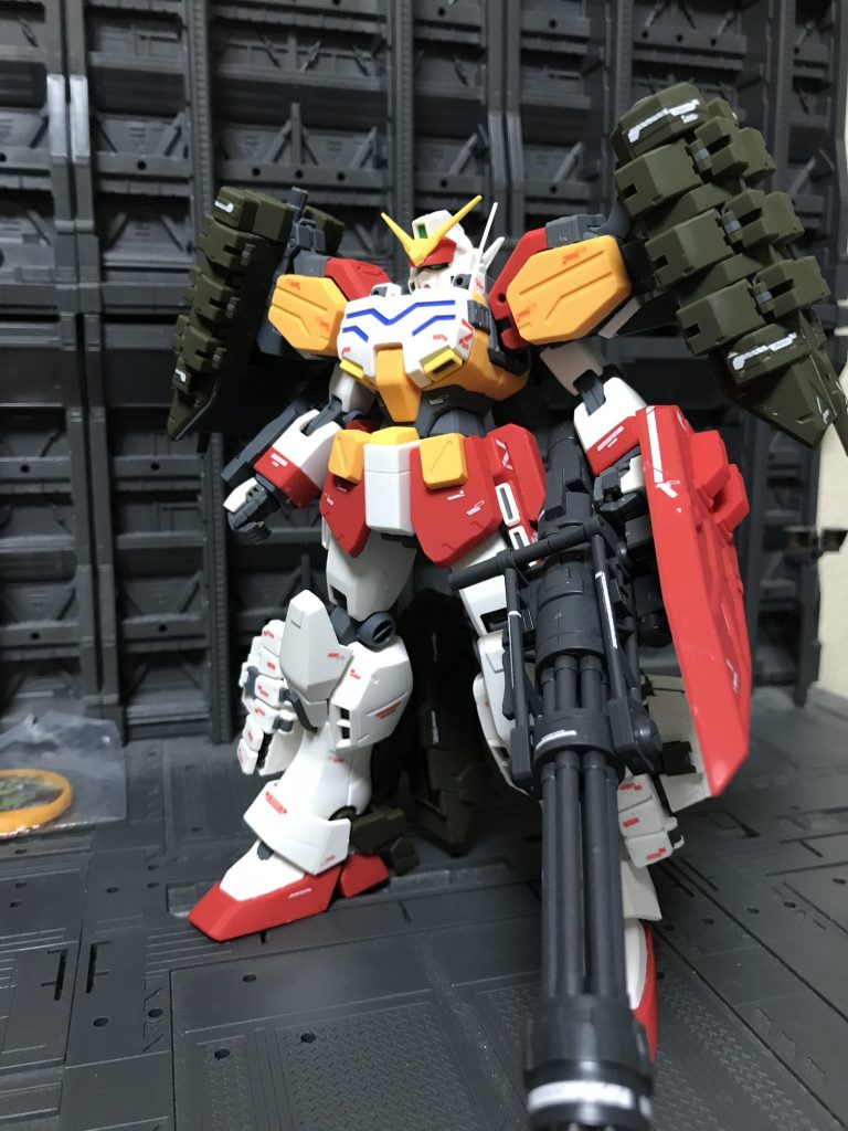 たまらねぇぜ！
肩のミサイルポッドの色が本体と違っていて、いかにも追加っぽさが出てて好きです。