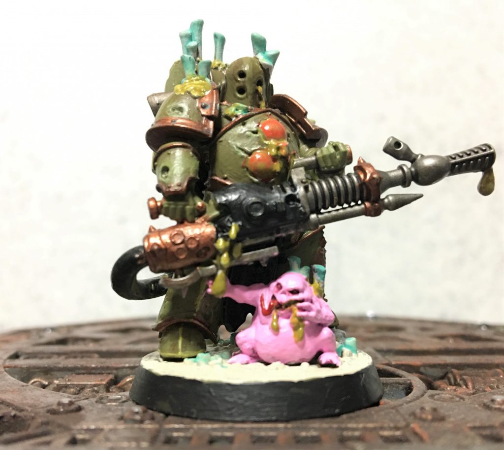 こちらが「デスガード」のひとり、「モースラグ」です。下のピンク色のは「ナーグル」という悪魔です。
デスガードは簡単に言うと腐敗の神を信奉している集団で、疫病をまき散らすことが良いことだと思い込んでいる連中です。そのため体から菌が生えていたり、腐っていたりとグロテスクです。ゲーム中でも恐るべき耐久力を持っています。