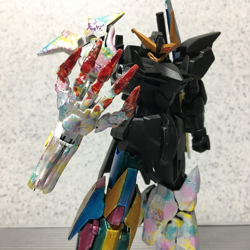 右腕がパステルカラーによって、本来の迫力あるイメージが変わってしまっていますが、そこに「血のり」を使って不気味さを演出ました。原宿ファッションなどにあるような「対比」の使い方を参考にしています。