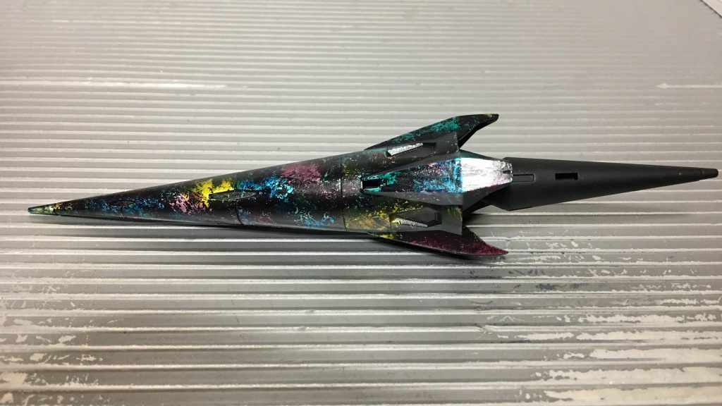 今回装備はさせませんでしたが、大型の槍もカラーリングしました。
シルバーでスポンジチッピング→コントラストカラーをランダムに塗装→ツヤ出し→完成です。
(   。 ̄v ̄。)ノ 「ユニバース・ランス」と名付けました。
(   。・v・。)ノ 以上、最後までご覧頂きありがとうございました。
