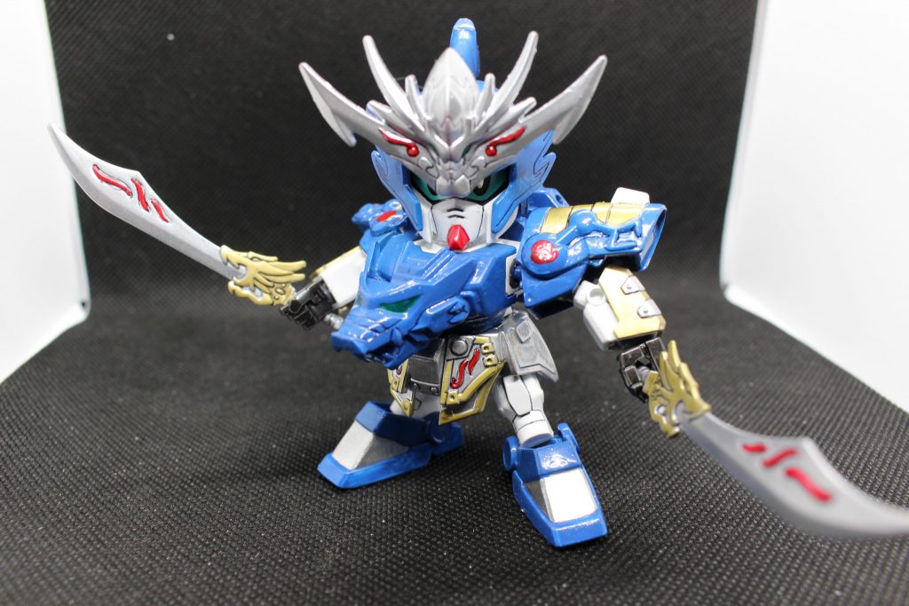 銀や白の部分は缶スプレー、緑(龍の目)と金の部分はガンダムマーカー、青と赤の部分は筆塗装です。
青は説明書とにらめっこしながら、白をちょっとずつ混ぜてこの色になりました。