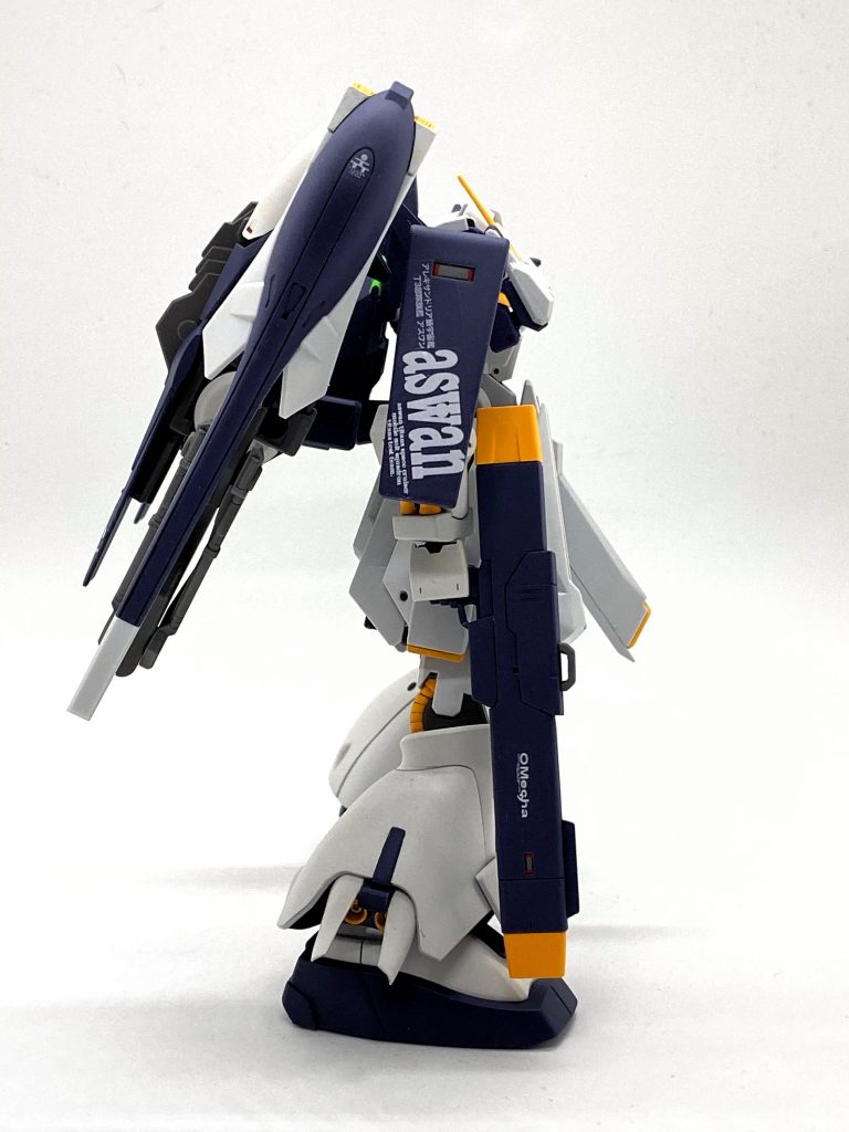 T3部隊イメージなのでアスワンのマーキング。TR-6インレ画稿に使われた日本語交じりマーキングの配置をアレンジしています。手首は両手とも次元ビルドナックルズ角のLサイズを使用。そのままだと大型ビーム・ライフルが持てないので銃把やトリガーガードを削っています。