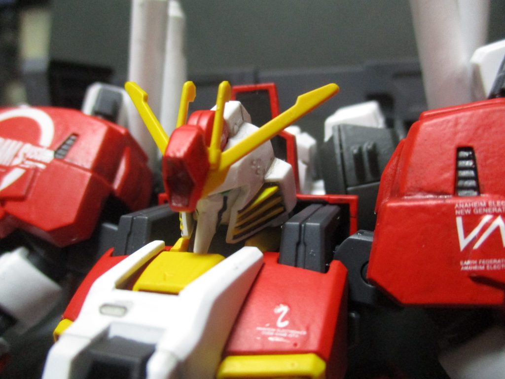 額にハイメガキャノンを搭載。