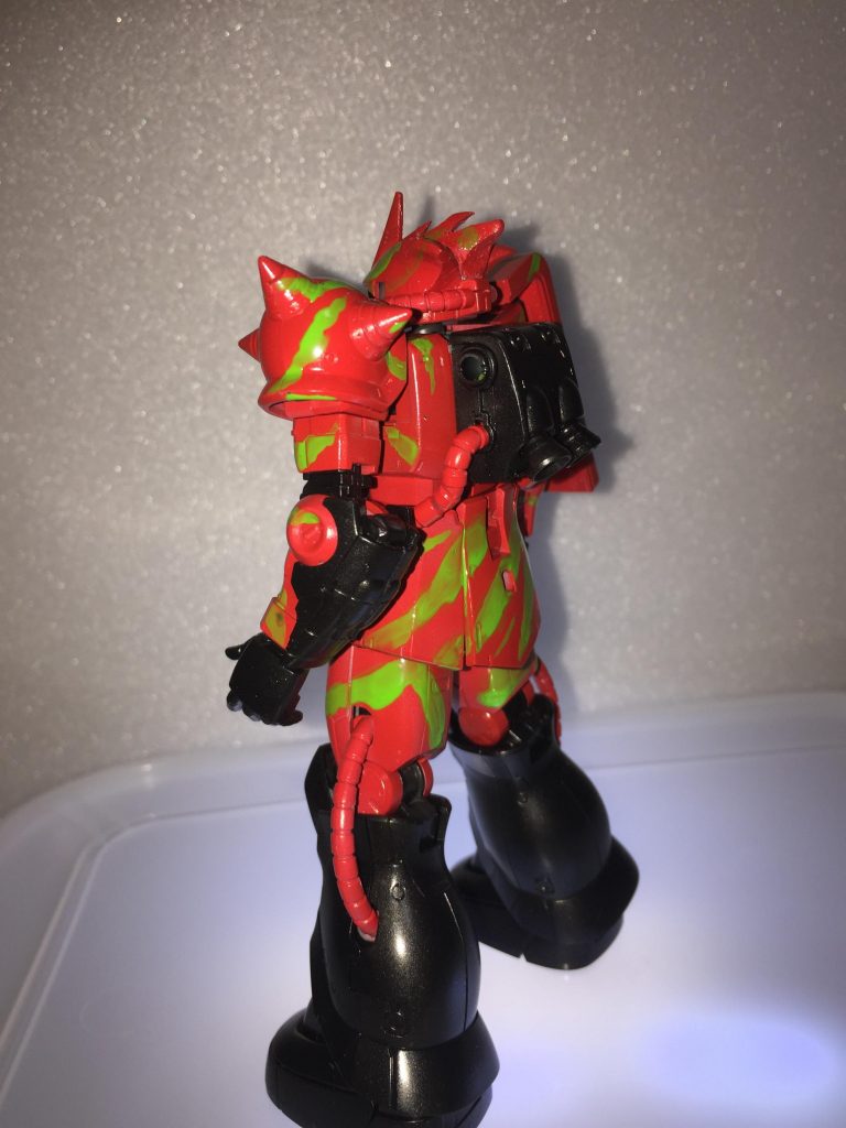 両腕は黒のはずが、塗装終了後に組み立てているときに黒だわ、と気づいたけど塗りなおすのがめんどくさかったので、このままでGo