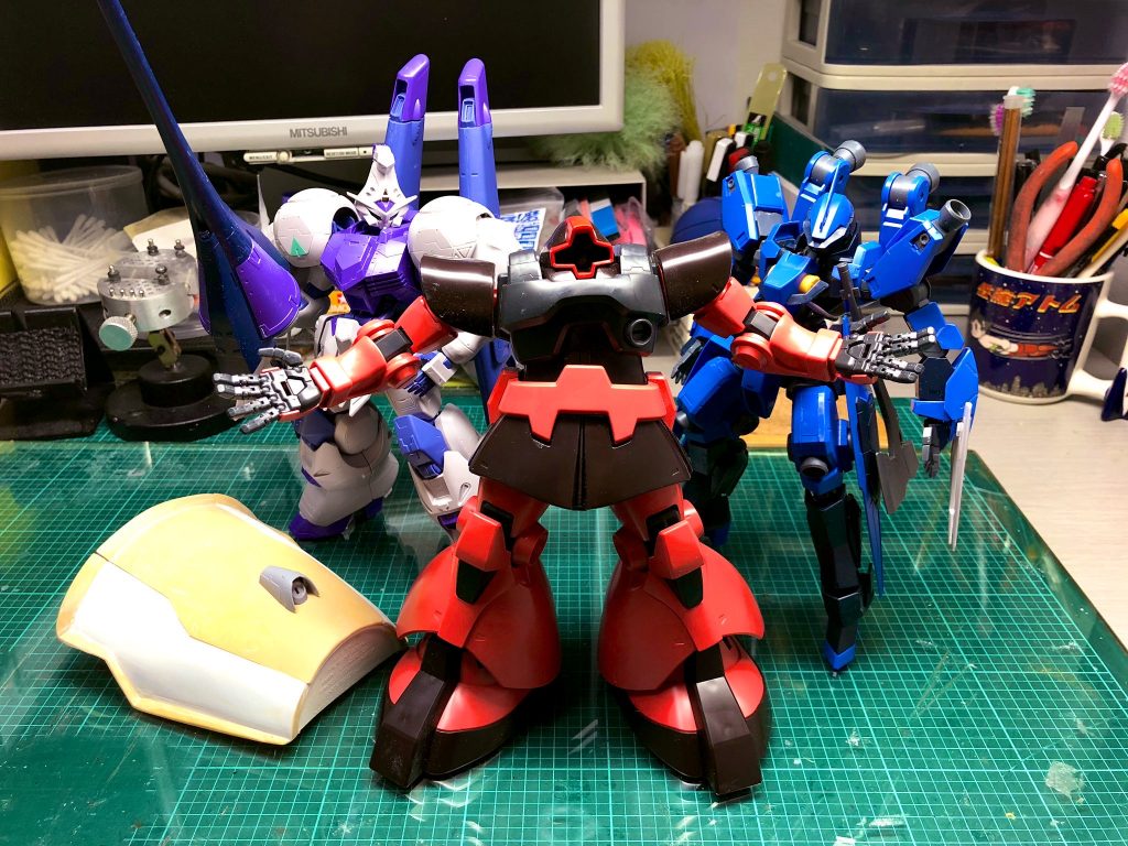 ベースはシャア専用リックドム(安かった)に、ガンダムキマリス+シュヴァルベ・グレイズ+リガズィをミキシングしてあります。
バックパックは百均の洗面用コップを半分に切断してエポキシパテにて成形しました。