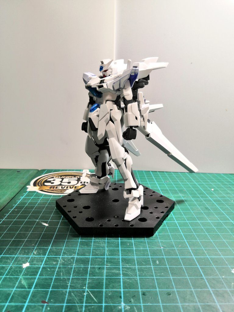 白サフを吹いてから組み直した時の写真です。個人的にはこのままでも綺麗だったため「このままでもいいやぁ〜。」なんて考えてました。まぁしっかり塗るんですけどね。