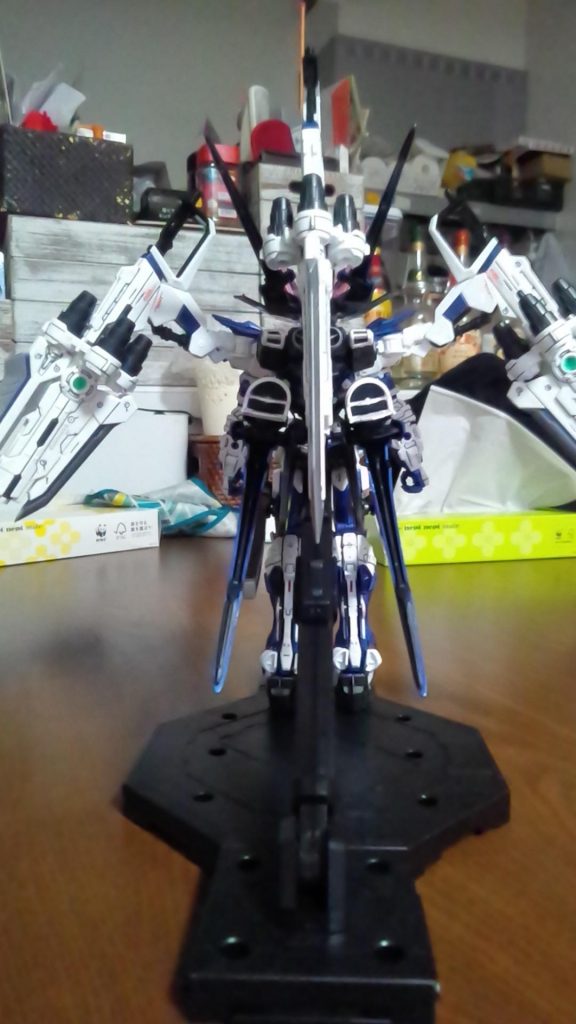 アストレイドラゴンの形を崩さず製作しました。